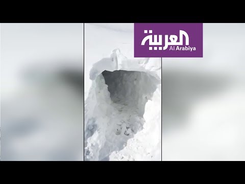 عراقيون يحفرون أنفاقا في الثلوج للوصول إلى منازلهم