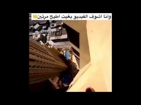 مغامر يستعرض مهاراته في القفز