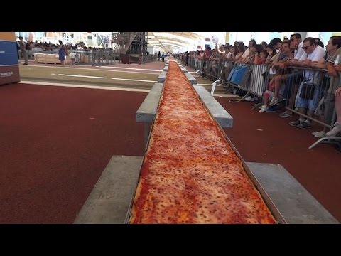 شاهد إيطالية تدخل جينيس بأطول بيتزا في العالم
