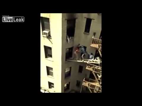 هندي ينقذ رجلًا من داخل شقة مشتعلة